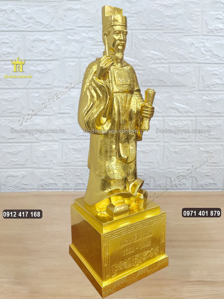 Hình ảnh nhìn nghiêng của bức tượng đồng